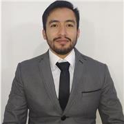 Educador de cultura física dando clases para todas las edades